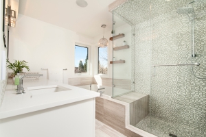 Jolie salle de bain blanche design avec douche et baignoire