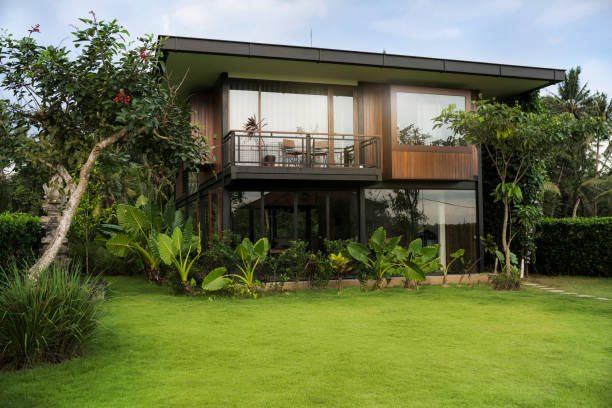 Jardin bien entretenu d'une maison à vendre