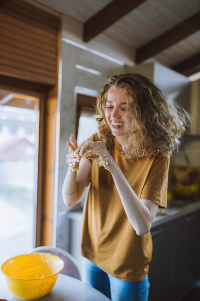 jeune femme en train de faire du mastic maison