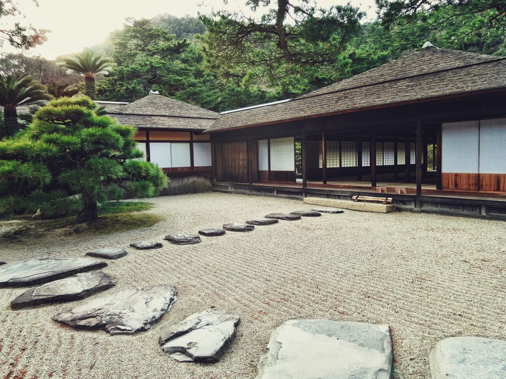 dalle en pierre dans un jardin de style japonais
