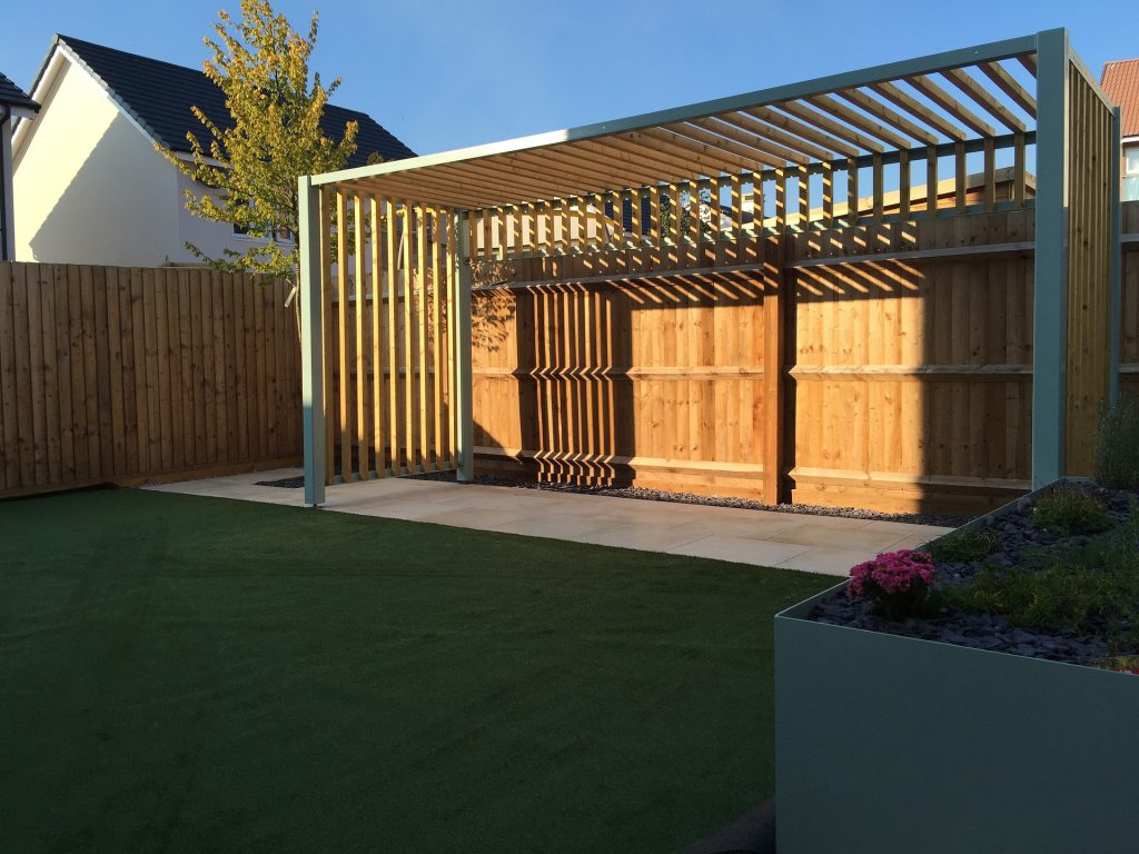 Pergola en bois et acier dans un jardin