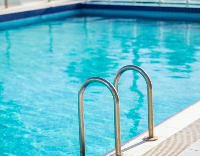 Comment traiter une surchloration dans ma piscine ?