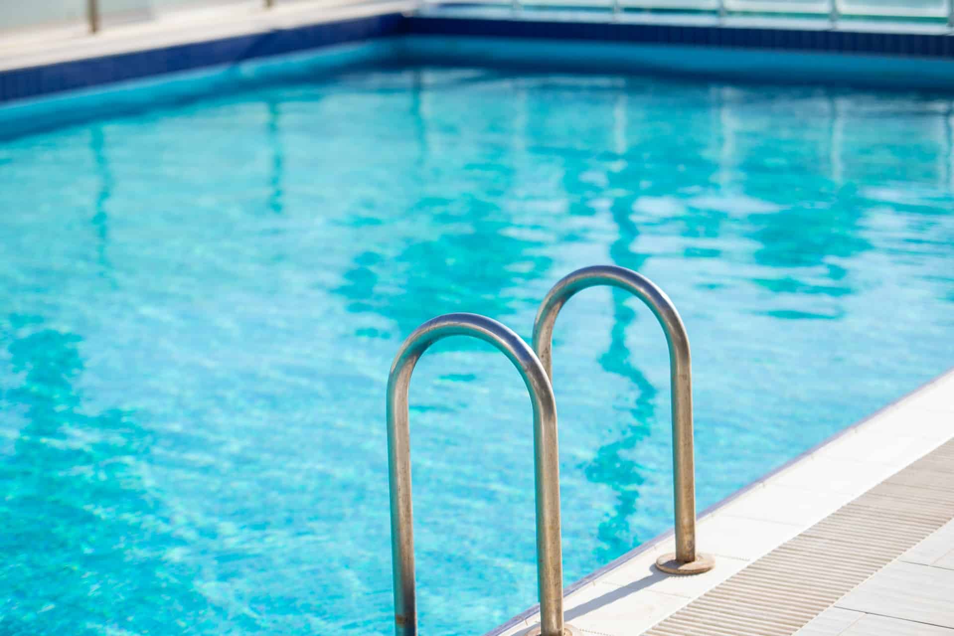 Comment traiter une surchloration dans ma piscine ?